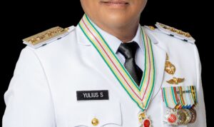 Gubernur Sulawesi Utara, Yulius Selvanus Komaling