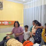 Suasana haru saat Ibu Agustina Manumbalang, salah satu Korban Penumpang KM. Barcelona V A yang terbakar saat bertemu dengan keluarga di Rumah Sakit Bhayangkara Manado beberapa waktu lalu