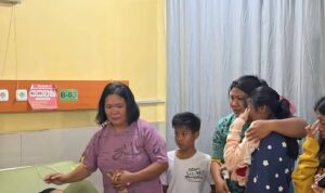 Suasana haru saat Ibu Agustina Manumbalang, salah satu Korban Penumpang KM. Barcelona V A yang terbakar saat bertemu dengan keluarga di Rumah Sakit Bhayangkara Manado beberapa waktu lalu