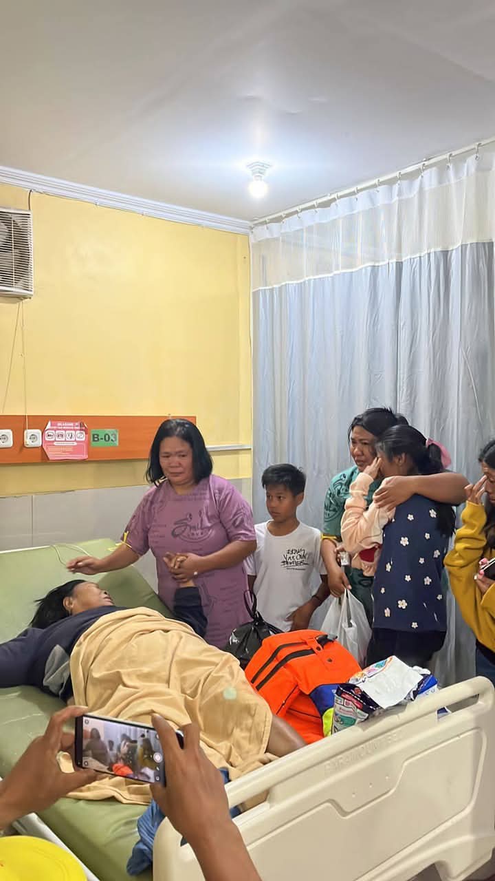 Suasana haru saat Ibu Agustina Manumbalang, salah satu Korban Penumpang KM. Barcelona V A yang terbakar saat bertemu dengan keluarga di Rumah Sakit Bhayangkara Manado beberapa waktu lalu